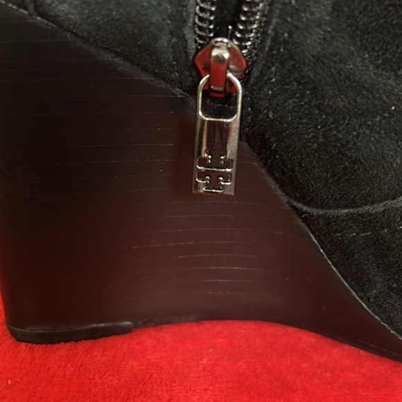 TORY BURCH LOGO SUEDE ANKLE BOOTIE - Picture 7 of 16